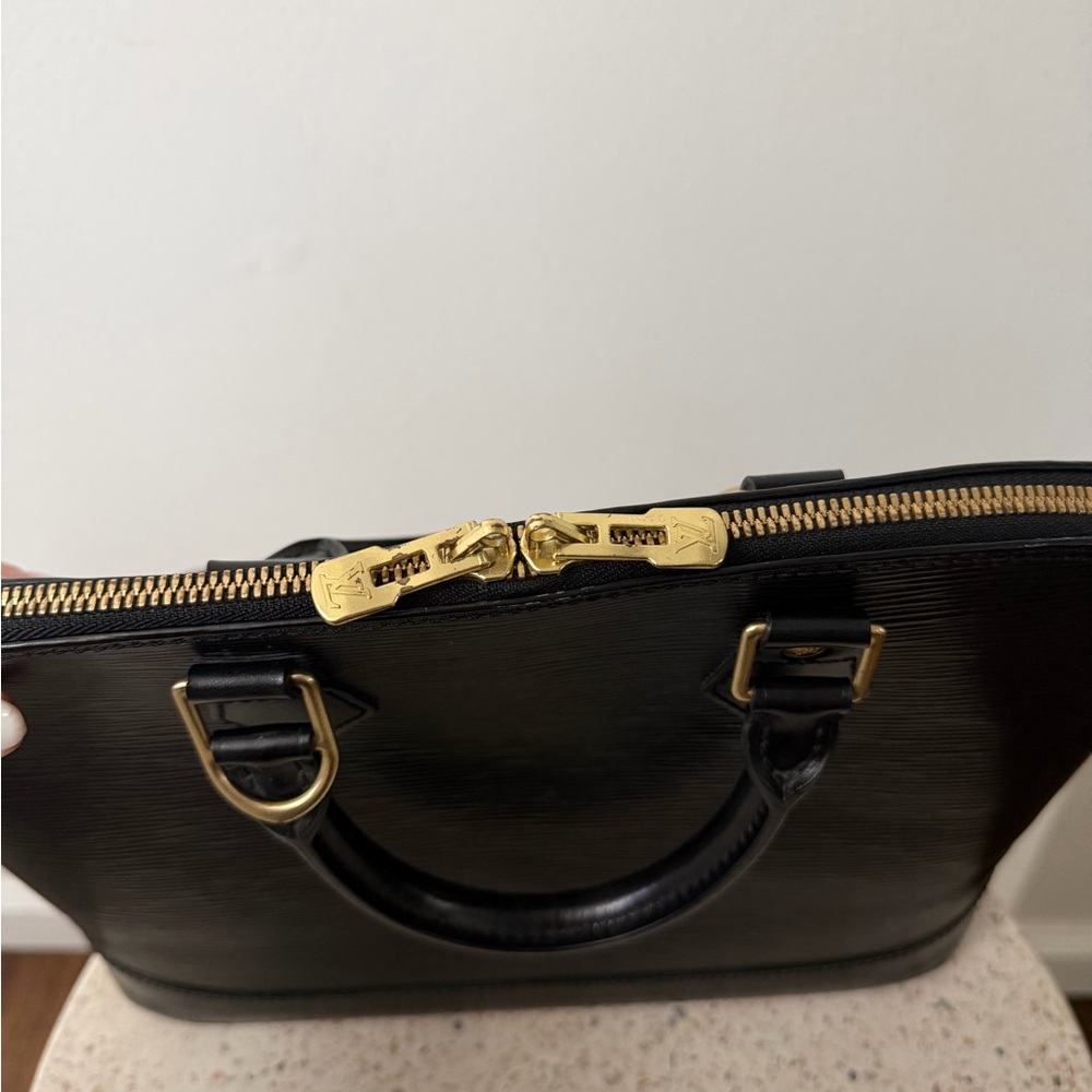 LOUIS VUITTON ALMA MM EPI LEATHER - Picture 7 of 16